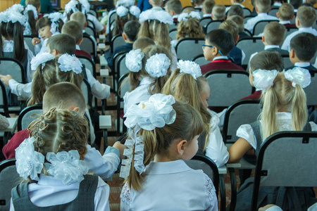 许多孩子坐穿上在 9 月 1 日联大大会堂举行的一场音乐会献给了知识天天。这张照片是从背面