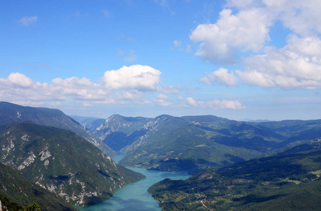 塔拉山和德里纳河峡谷景观