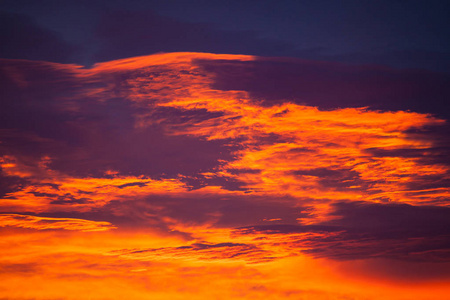 日出时五颜六色的云景