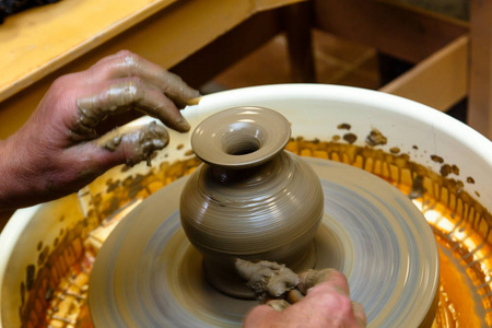陶器。大师在圆上的使粘土花瓶