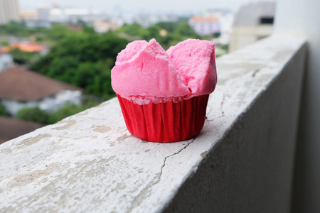 蒸的杯蛋糕红纸蒸杯蛋糕, 背景上的泰国甜点照片