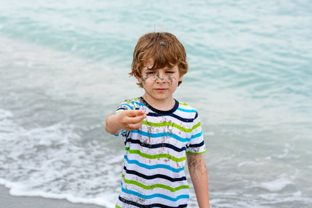 小家伙在热带海滩上玩耍的男孩