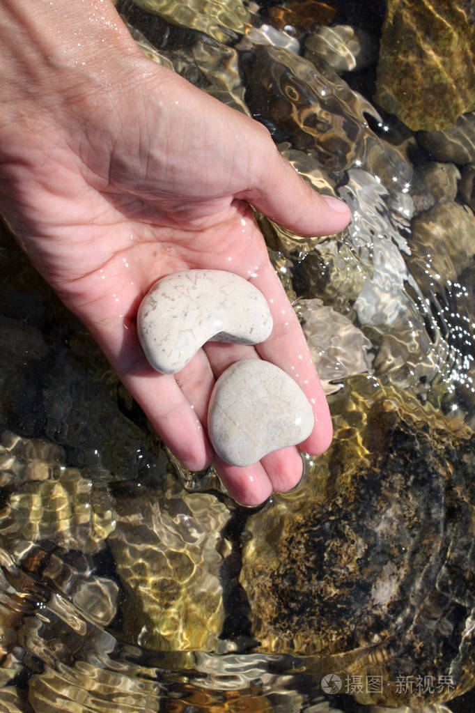 两颗石头在水下