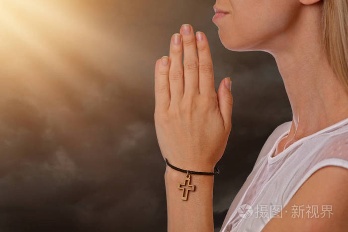妇女祈祷举行基督徒十字架在手, 信念, 宗教概念