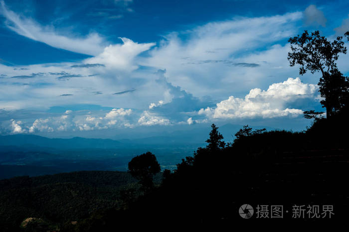 美丽的蓝色天空和山山，在孟湛 星期一果酱 泰国