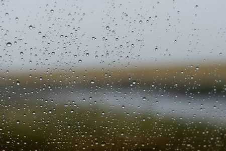 窗外的自然景观, 玻璃上的雨滴
