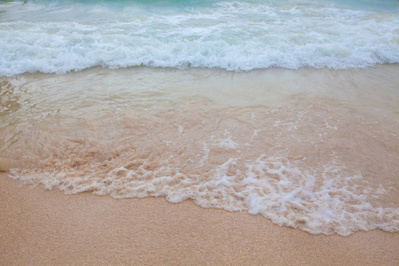 蓝色的大海与沙滩软波的抽象模糊的背景