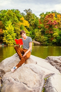 男人看书在纽约中央公园