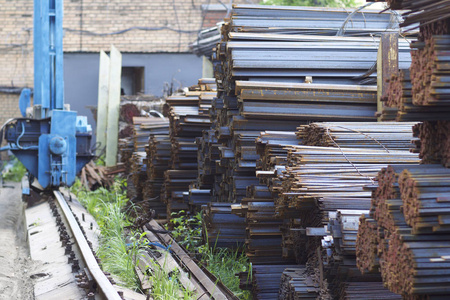 不同种类的金属型材位于俄罗斯金属制品仓库