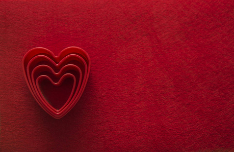 心，红色纹理上的形状