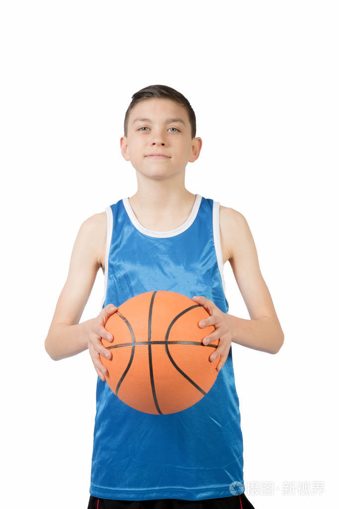 年轻白种人的十几岁的男孩用篮球