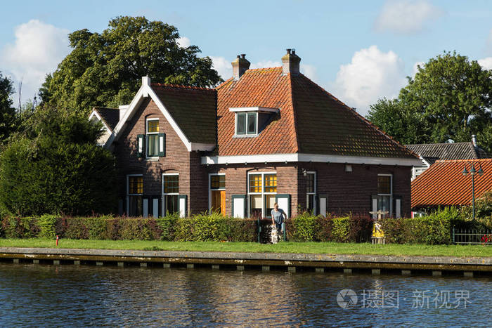 河岸边的荷兰典型的房子