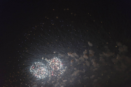 烟花在夜空上的假期