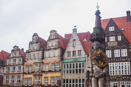 广场的大会堂，罗兰雕像和人群，历史中心 德国不来梅市场的看法