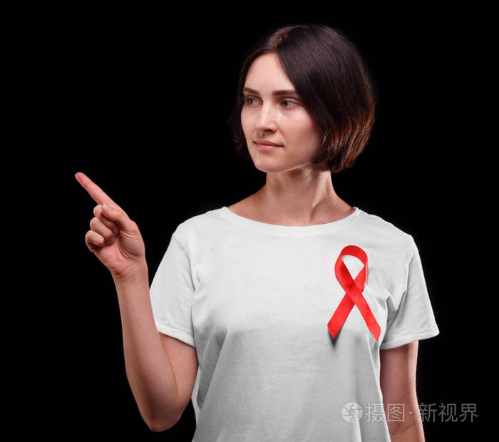 一个女人短头发红丝带指在黑色背景上的什么东西支持艾滋病患者健康