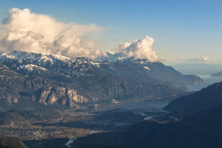 在日落的 Squamish 市