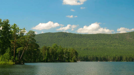 美丽的湖景。夏日风景与蓝蓝的天空 树木和湖 游戏中时光倒流