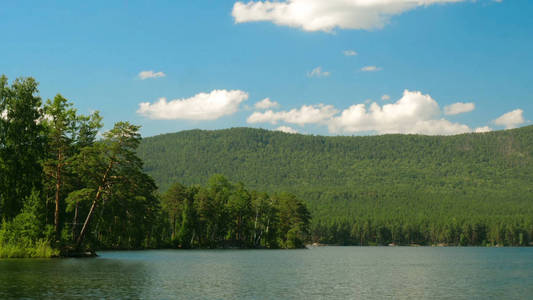 美丽的湖景。夏日风景与蓝蓝的天空 树木和湖 游戏中时光倒流