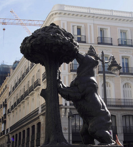 熊和草莓马德里市的象征