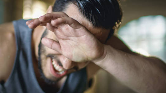 室内写真,一个留着短发的男人早上放松,和可爱的女孩躺在床上.