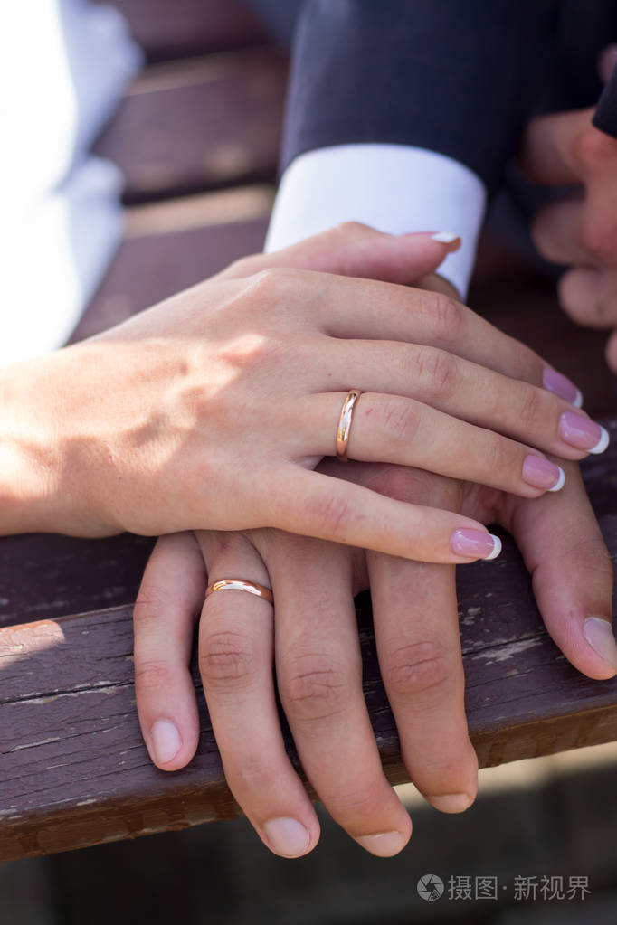 手拿着结婚戒指
