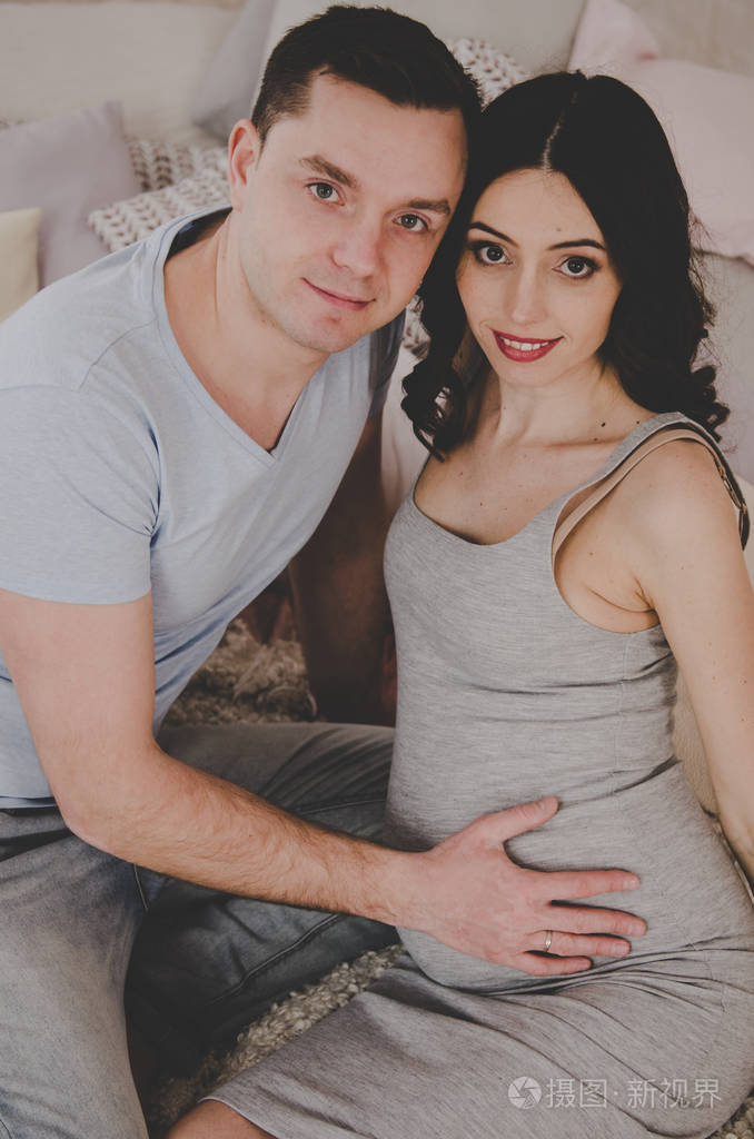 幸福的家庭的怀孕妇女和年轻的丈夫