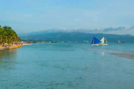 带着云，长滩岛，菲律宾的背景上一蓝帆帆船