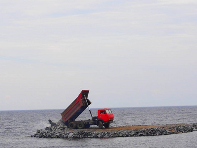 自卸车修建通往湖泊的道路