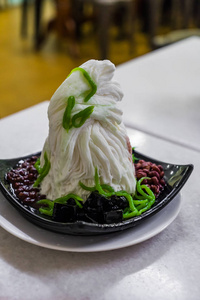 被称为 Chendol 的传统新加坡甜品