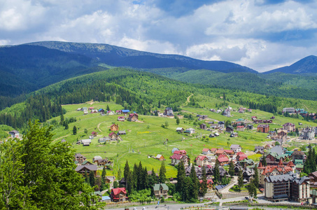 最受欢迎的滑雪胜地 Bukovel 在夏天