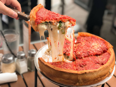 芝加哥的披萨饼充斥着芝士图片