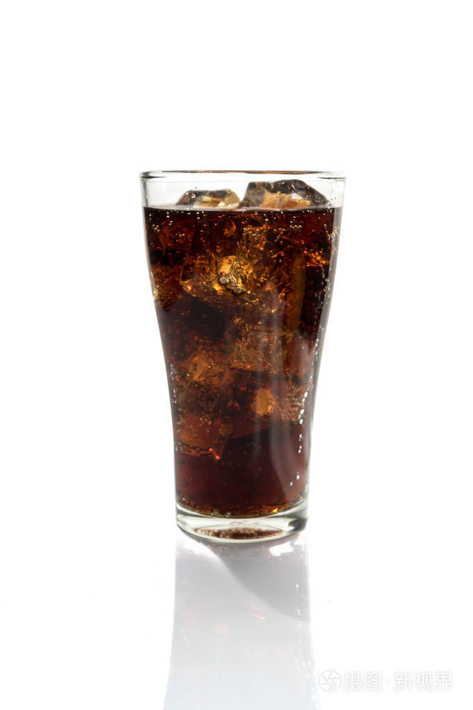 全杯可乐隔离在白色背景上