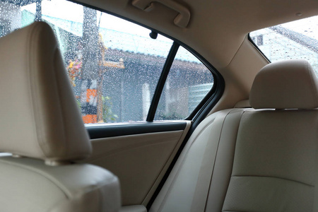 与雨的车辆车内后座放窗口