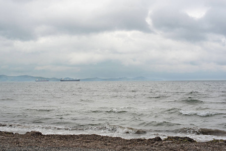 在多云的天气日本海的岸边