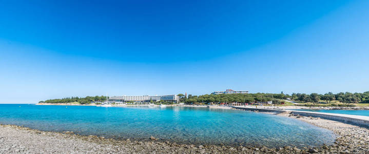海滩和绿松石水 圣安德里亚或红岛附近罗维尼，克罗地亚的海边酒店