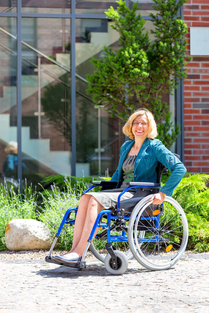年轻的成年女子在大街上轮椅
