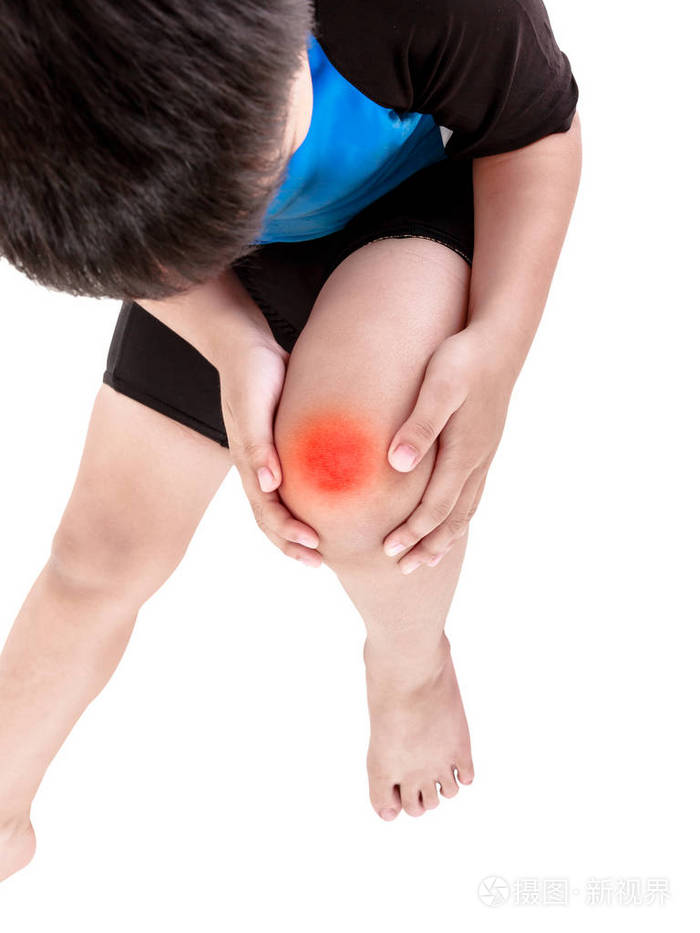 运动损伤亚洲儿童自行车在膝盖受伤白色背景上孤立