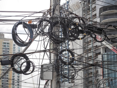 混乱的电缆和电线上每一条街图片