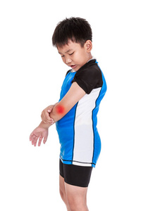 亚洲儿童自行车手肘部受伤.白色背景上孤立照片