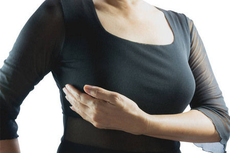 特写女人与乳腺癌癌症检查孤立的白色背景上.