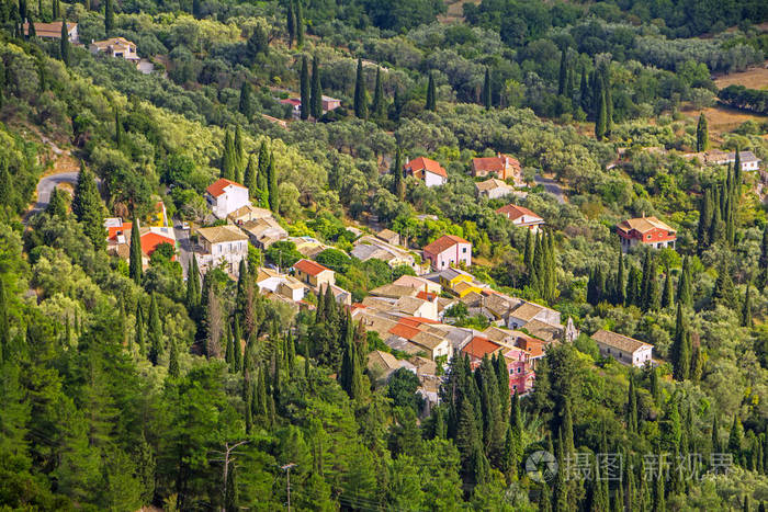 山区的村庄覆盖着森林.查看从希腊科孚岛,sokraki 别墅