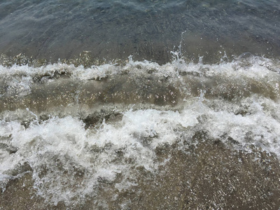 夏天海滩上的海浪