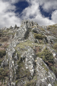 陡峭的岩石山