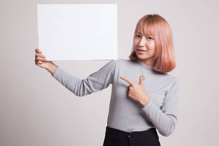 年轻的亚裔女子指向空白符号