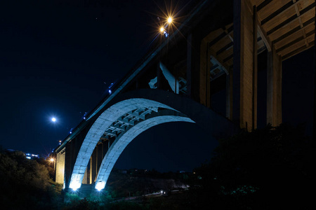 亚美尼亚大赫兹丹桥埃里温。埃里温河对岸的一拱桥