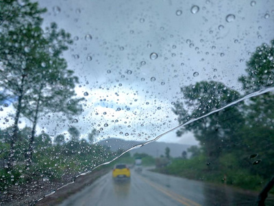 雨滴落在挡风玻璃上的导致贫困的可视化和 dangero