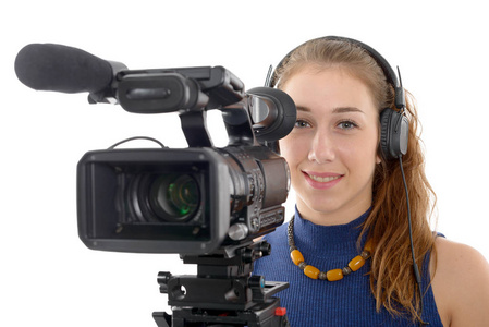 一台摄像机，在白色背景上的年轻女子