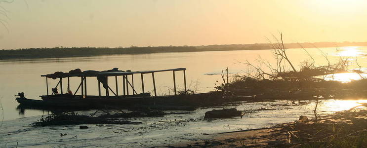 力拓在 Fleuve。玻利维亚南美洲