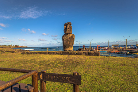 Hanga Roa 复活节岛2017 年 7 月 12 日 moai 附近的安加罗阿