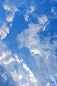 小小的云美丽的蓝色天空背景